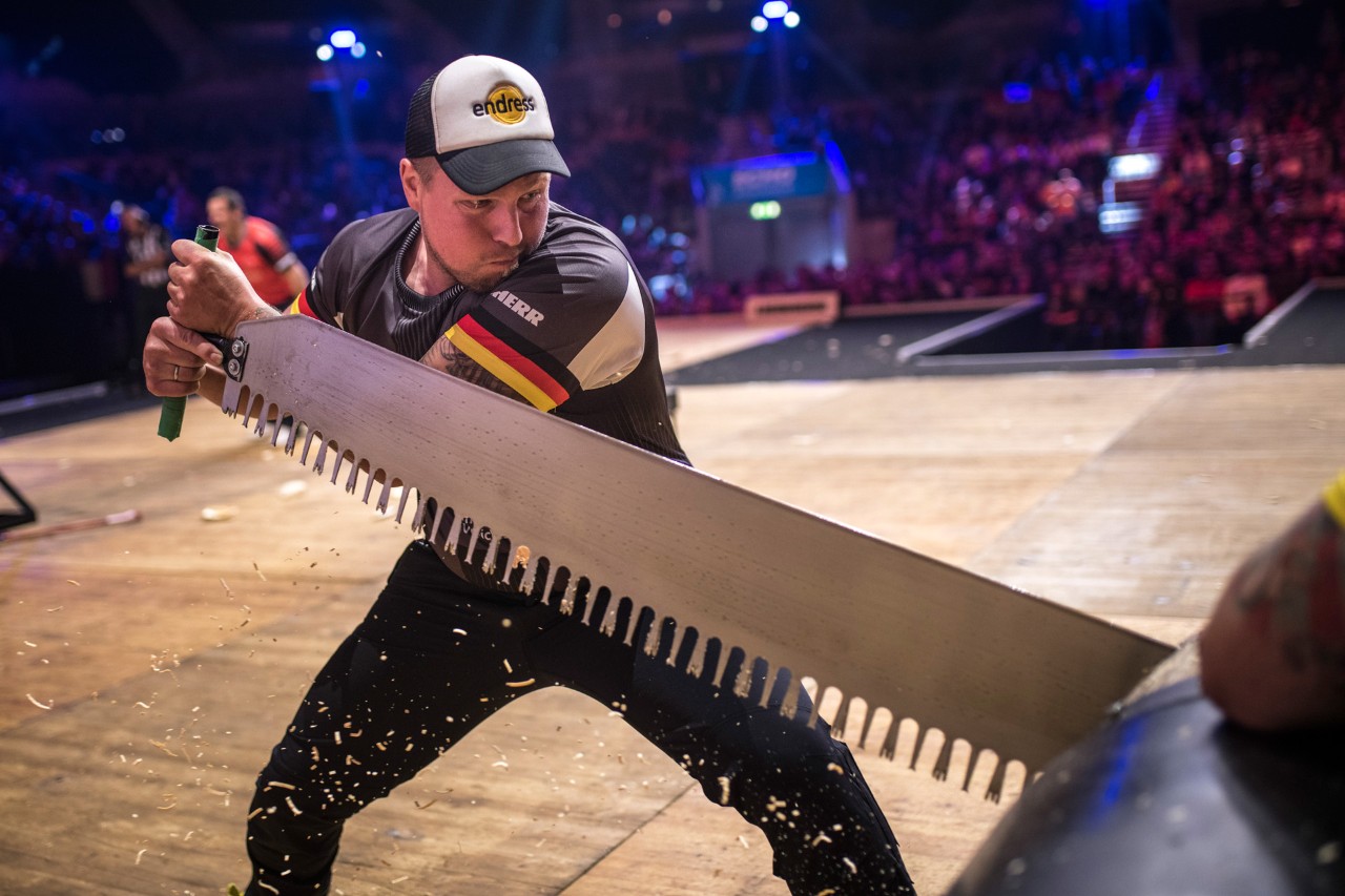Lars Seibert a competir em serra manual