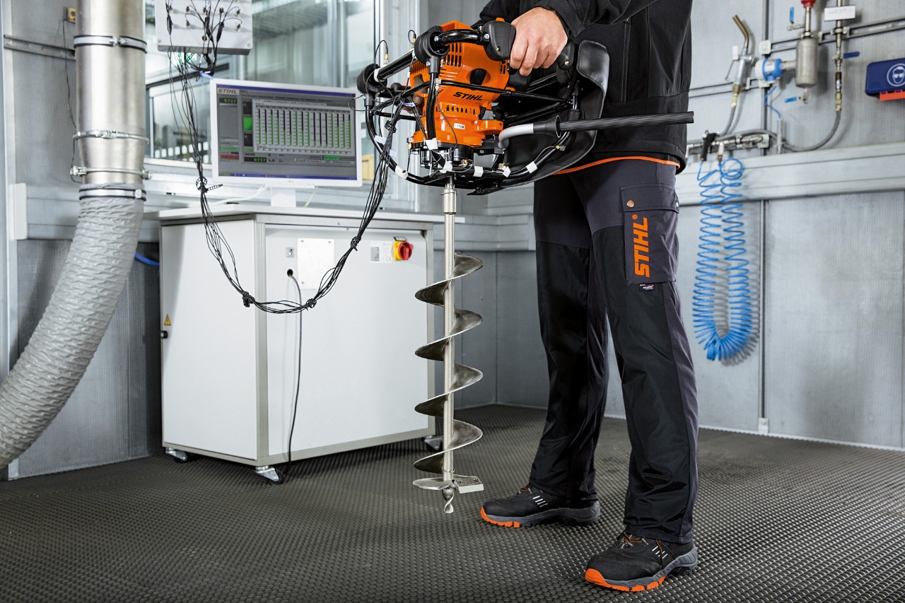 Uma pessoa sujeita um instrumento STIHL a um ensaio de vibração no laboratório de inovação STIHL