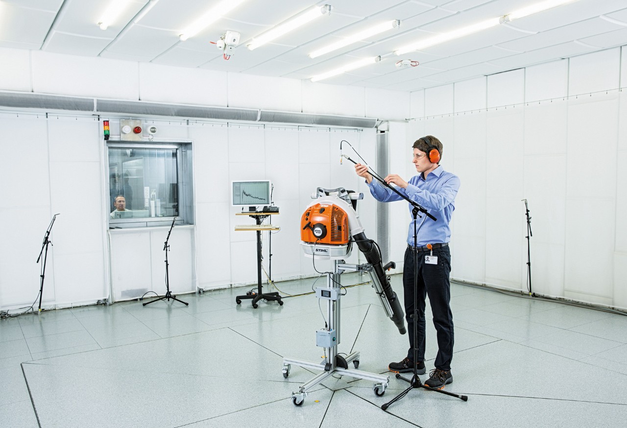 Uma pessoa a medir o som do equipamento STIHL numa sala de medição de ruído