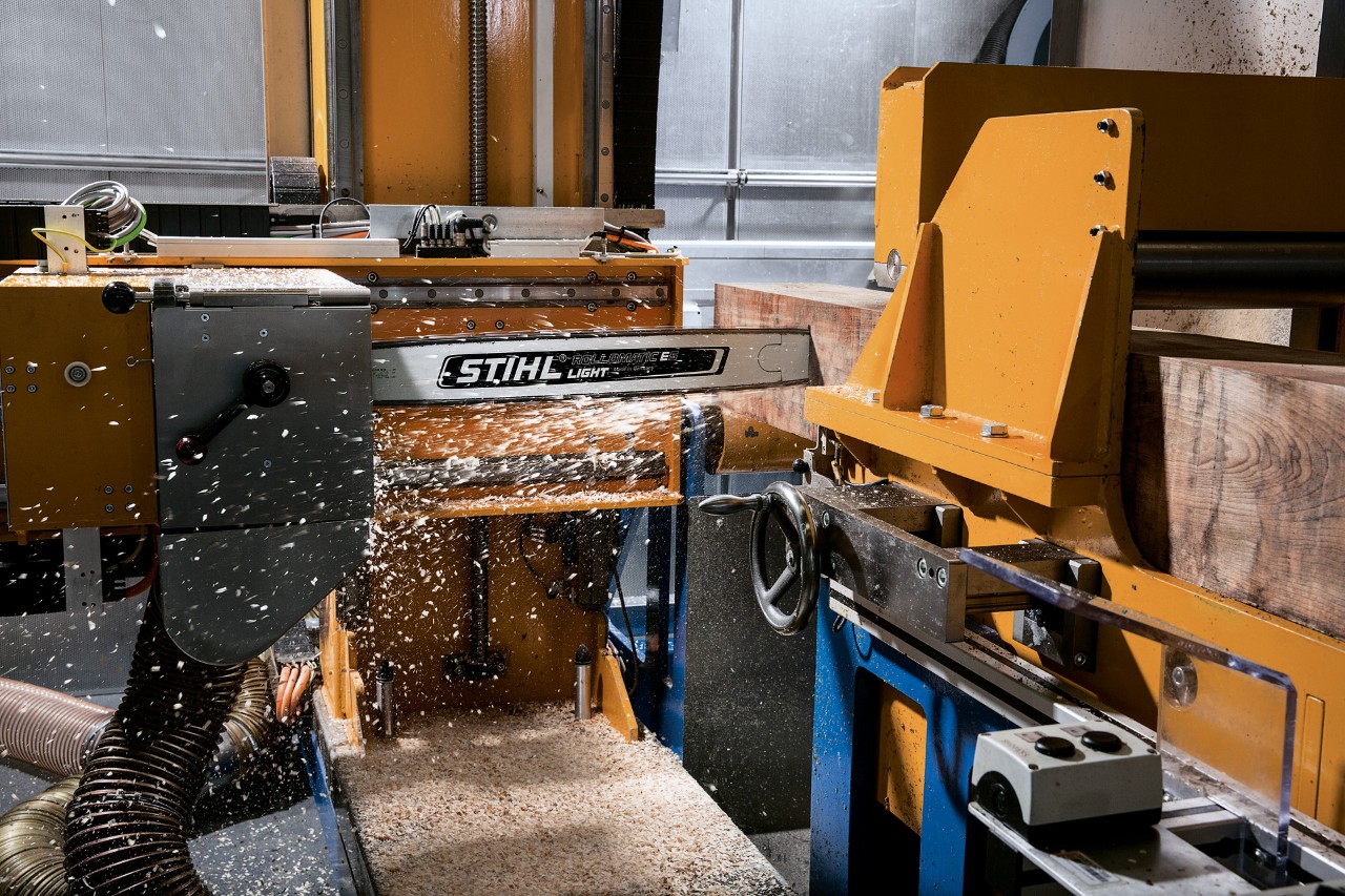 Uma corrente de motosserra STIHL é testada sob condições realistas num laboratório