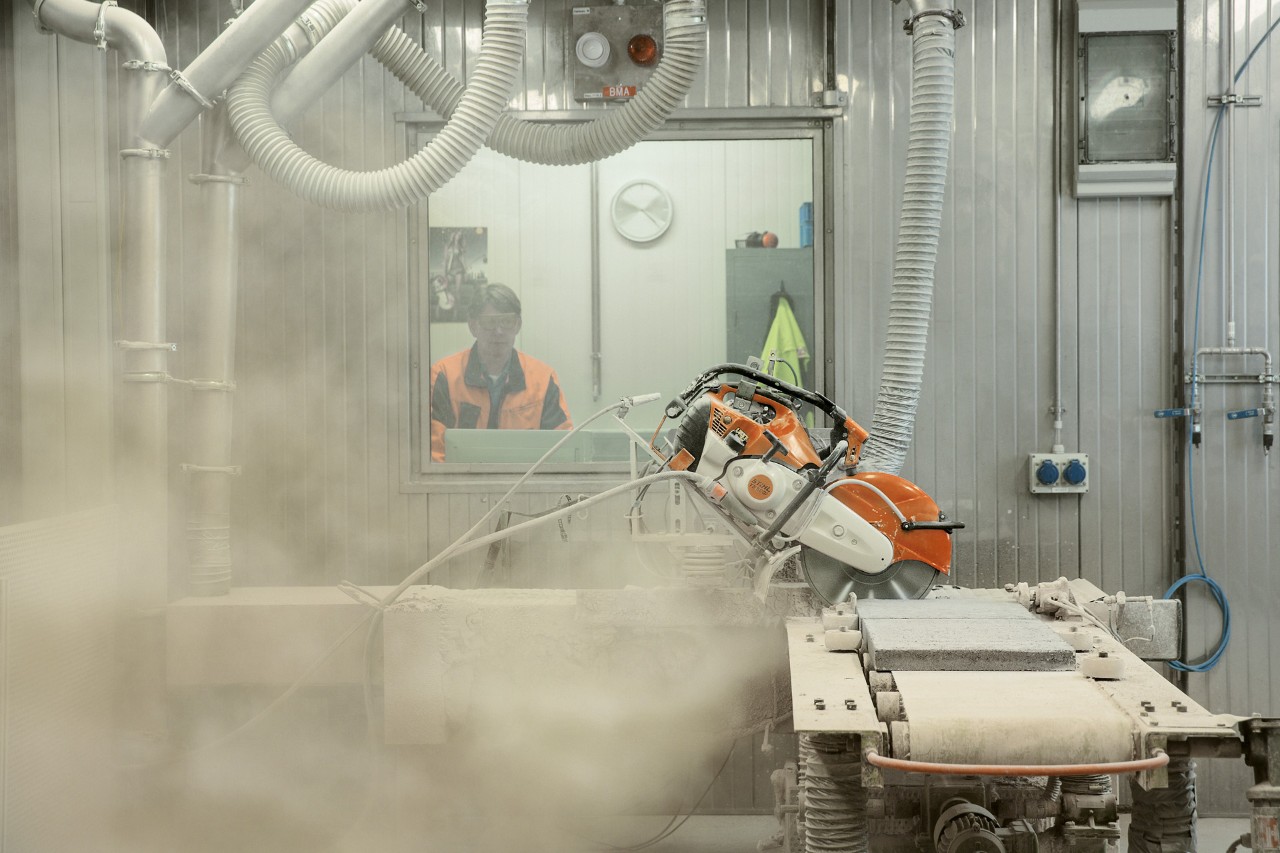 Equipamento STIHL submetido a um ensaio de poeiras num laboratório de inovação STIHL