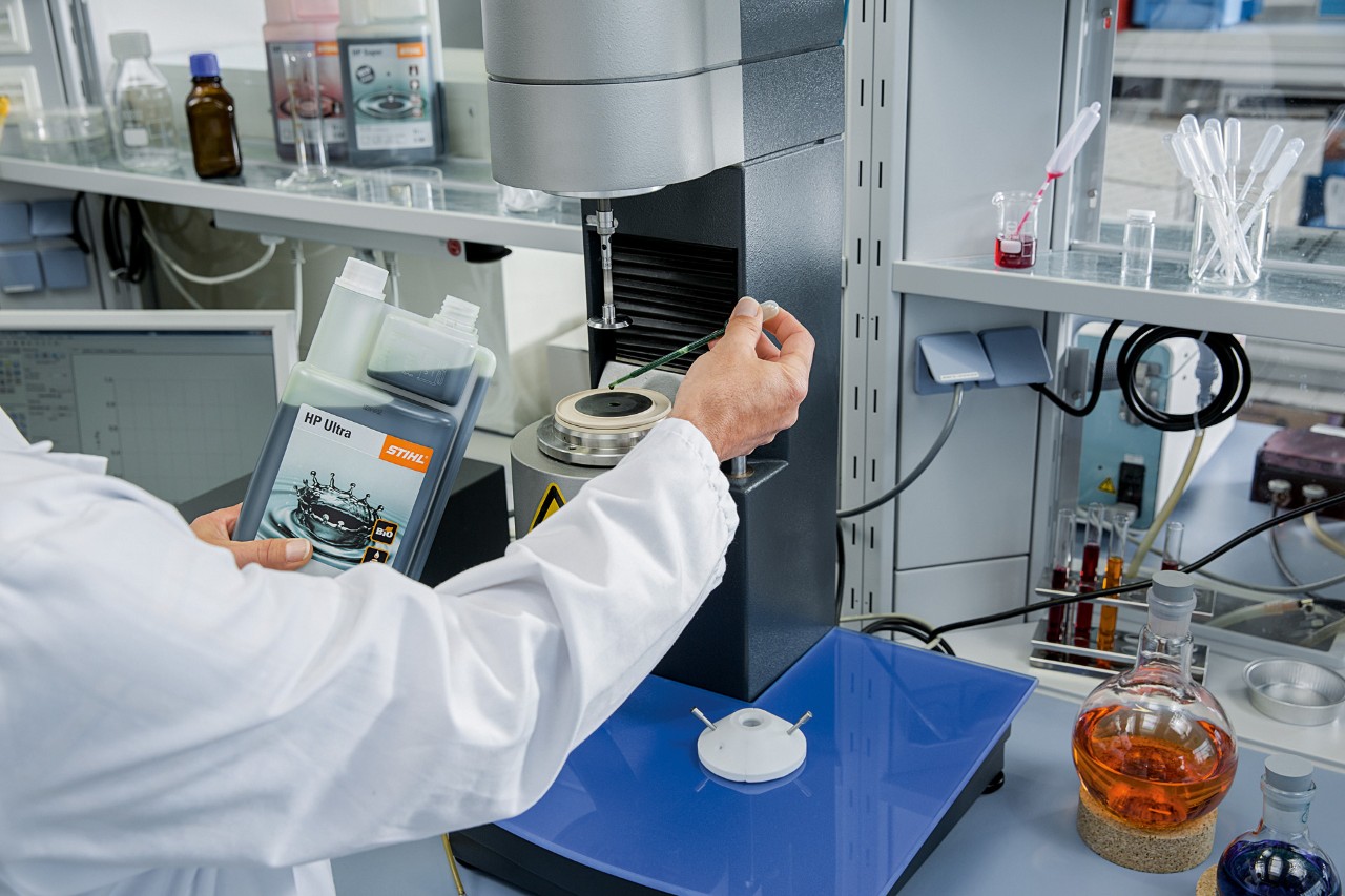 A viscosidade de um combustível, outra inovação STIHL, é testada num laboratório
