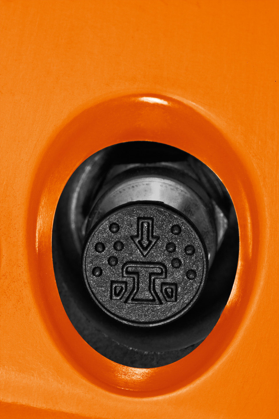 Detalhe de uma válvula de descompressão na motosserra a gasolina STIHL