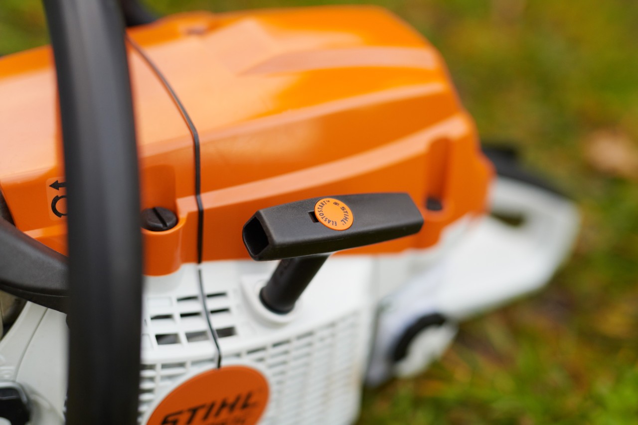 Imagem ampliada de uma pega de arranque de um sistema STIHL ElastoStart numa motosserra STIHL MS 261 C-M a gasolina