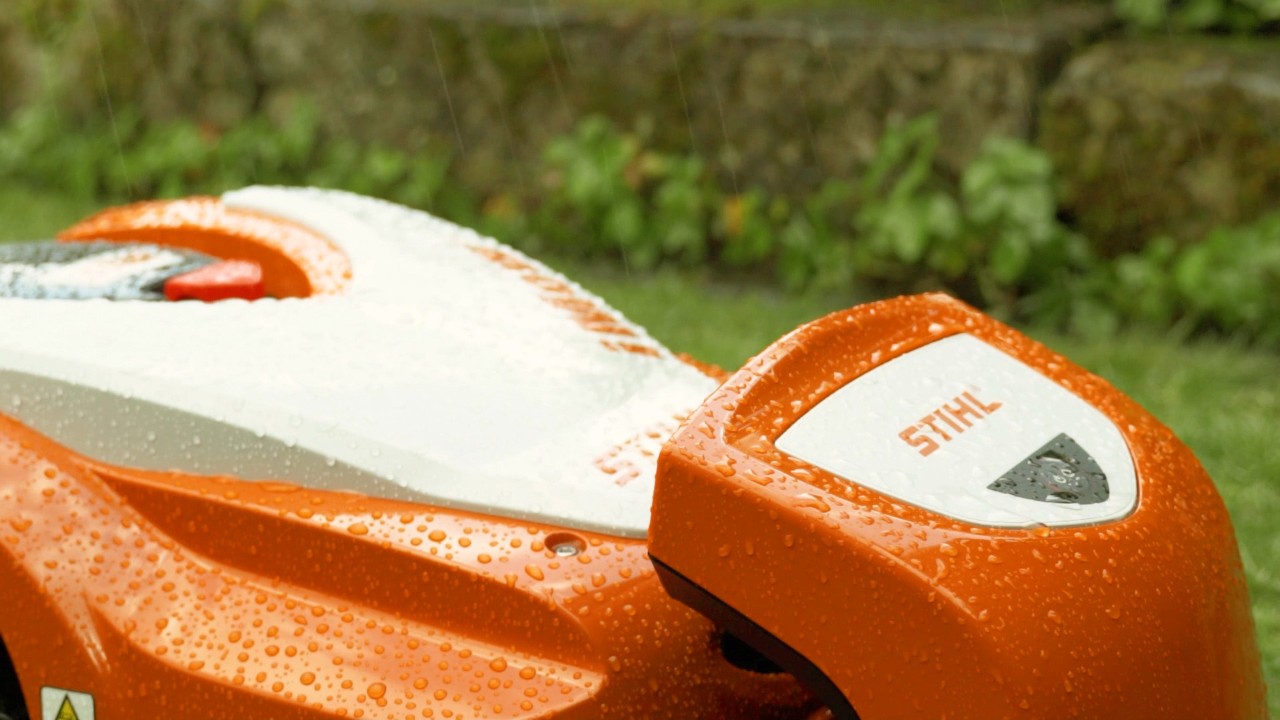 Um corta-relvas STIHL iMOW® à chuva