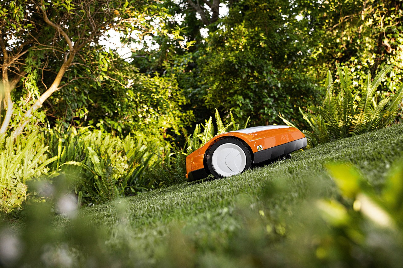 Um robot corta-relva STIHL iMOW® RMI 632 num relvado inclinado 