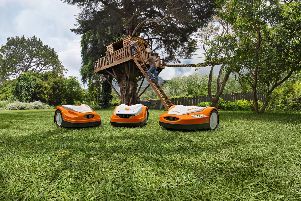 A gama de robots corta-relvas STIHL iMOW® num relvado no jardim