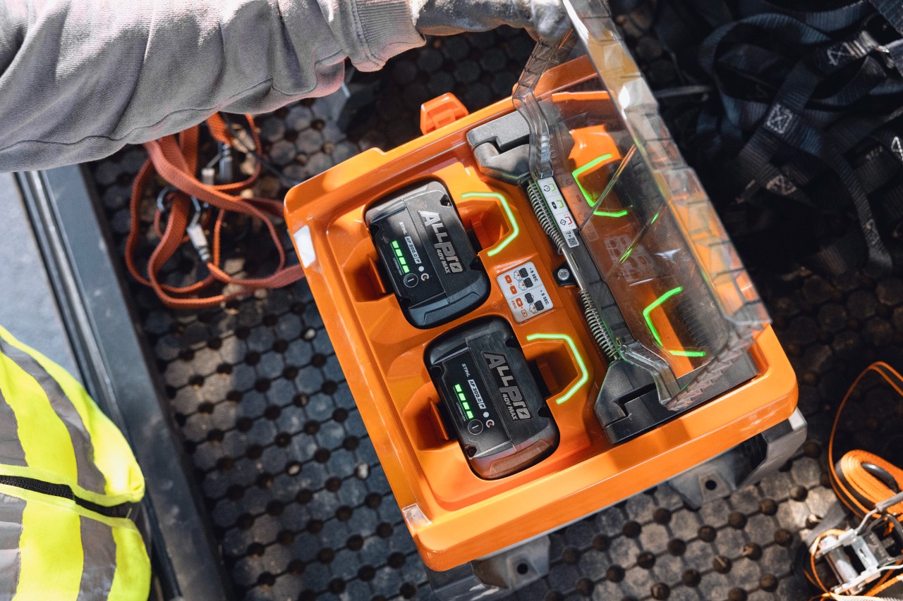 Baterias STIHL ALLPRO 300.0 P (C) totalmente carregadas no carregador portátil AL 1802 MO