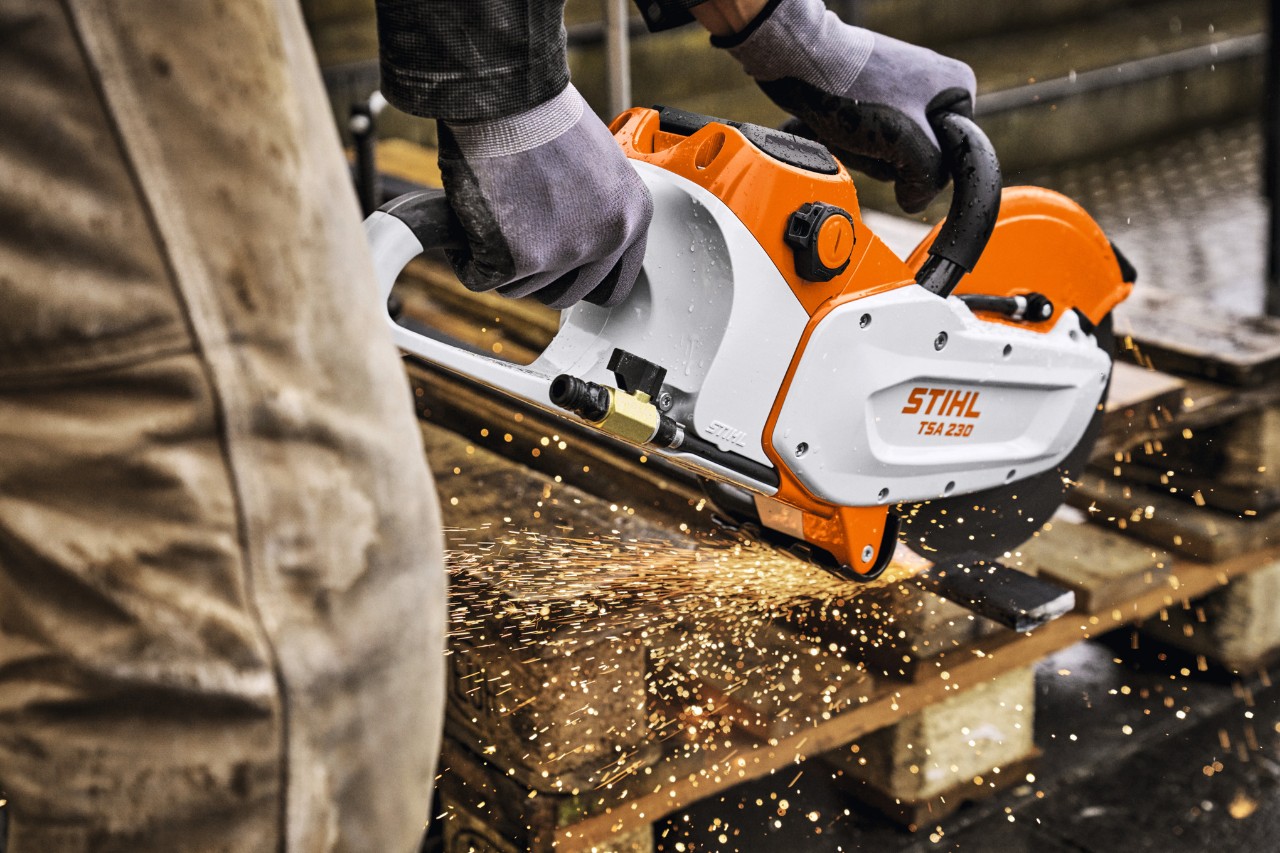 Corte de metal com a TSA 230 e a bateria STIHL ALLPRO 300.0 P(C)
